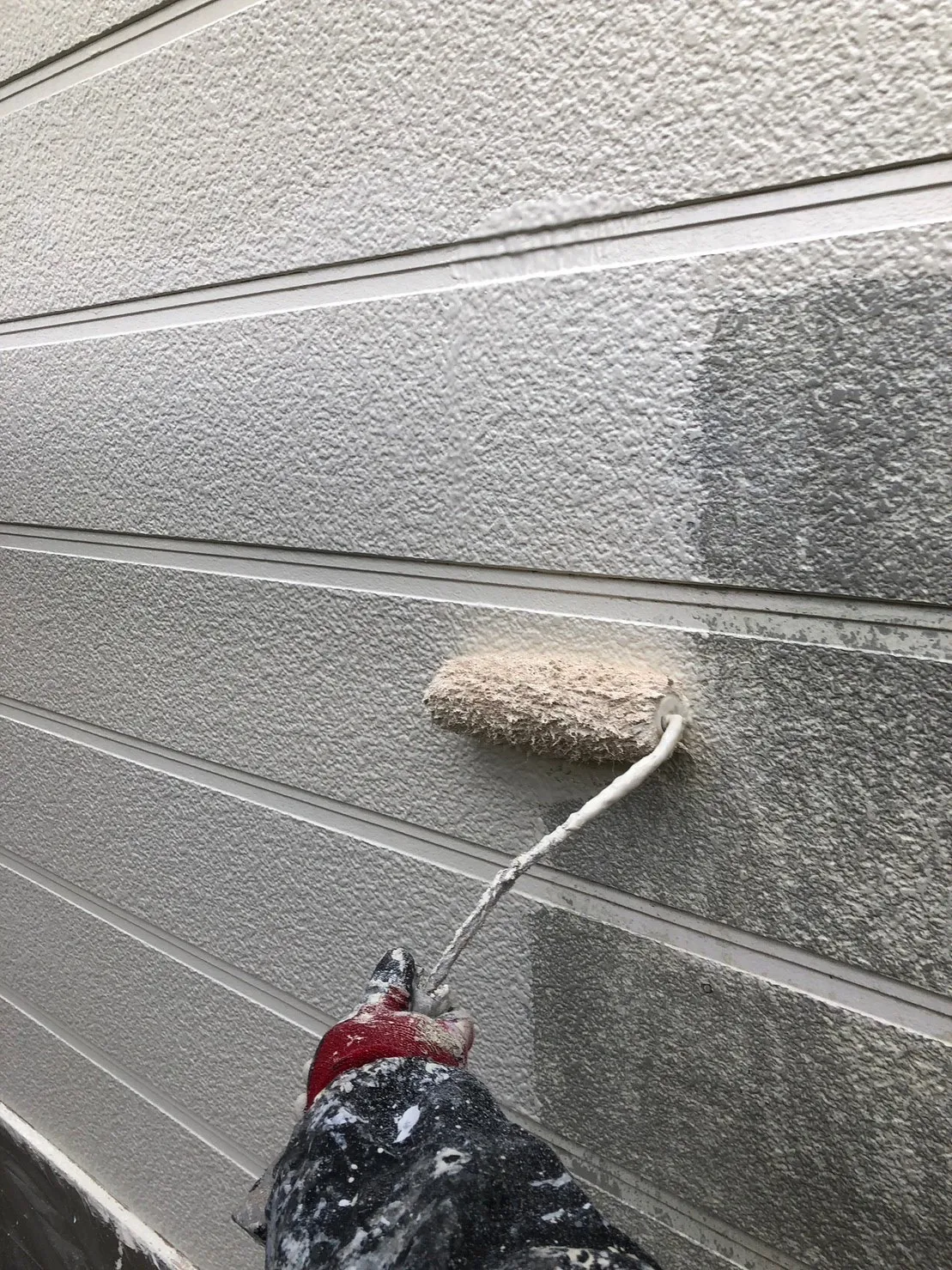 【外壁塗装の重要なステップ: 下塗り作業の役割と効果】　熊本　外壁塗装