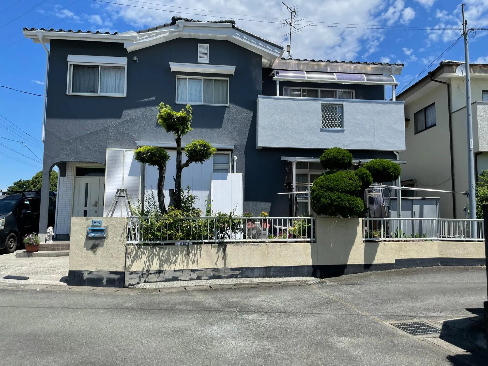熊本市北区H様邸|雨漏り修繕・屋根塗装・外壁塗装工事|雨漏りと地震による外壁のひび割れを解消グレーのツートンカラーで美しく一新